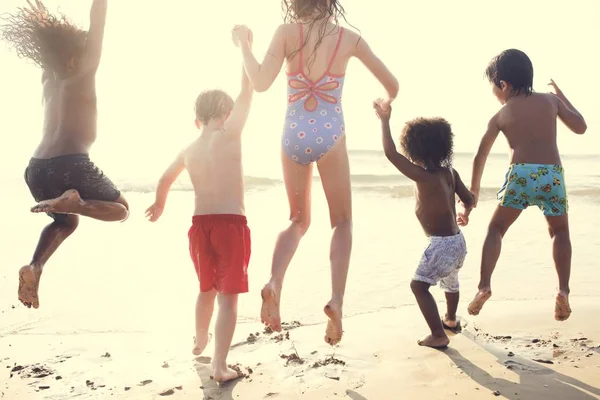 Grupo Crianças Desfrutando Seu Tempo Praia — Fotografia de Stock