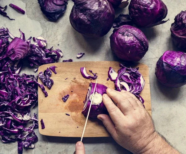 Kırmızı lahana kesme bıçağı eliyle closeup