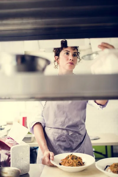 Kocken Arbetar Och Matlagning Köket — Stockfoto