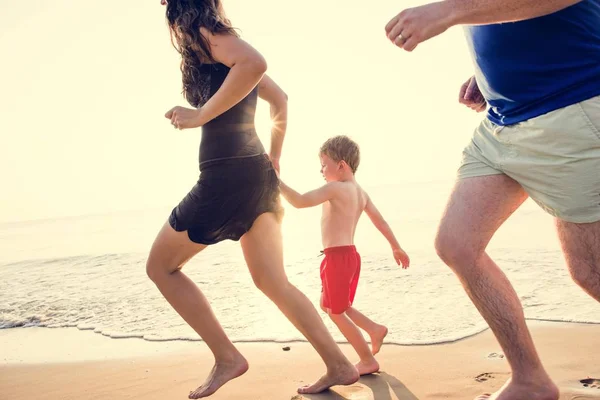 Família Brincando Praia — Fotografia de Stock