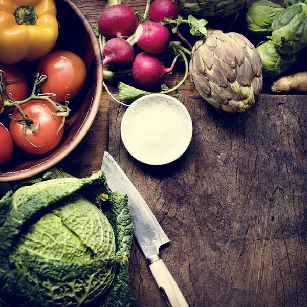 ナイフと木製 Cutboard で様々 な新鮮な野菜の空撮 — ストック写真