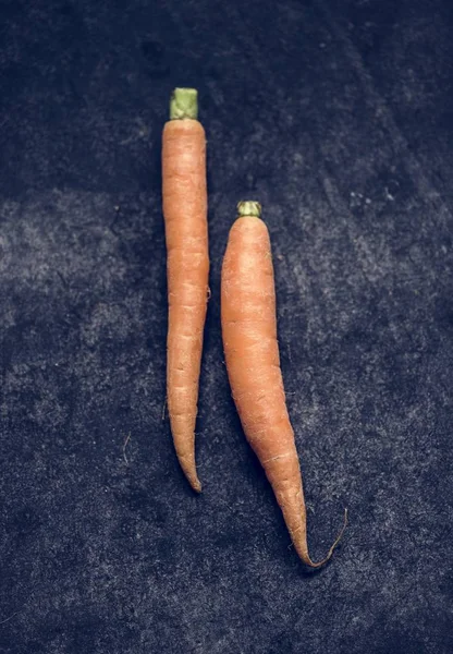 Close Van Gele Verse Bio Wortelen Zwarte Achtergrond — Stockfoto