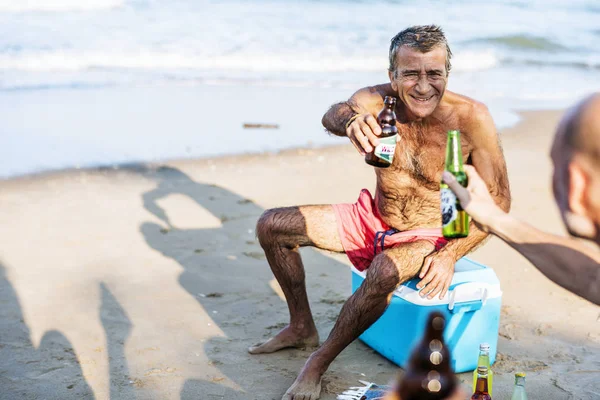 Старшие Друзья Тусуются Пляже — стоковое фото