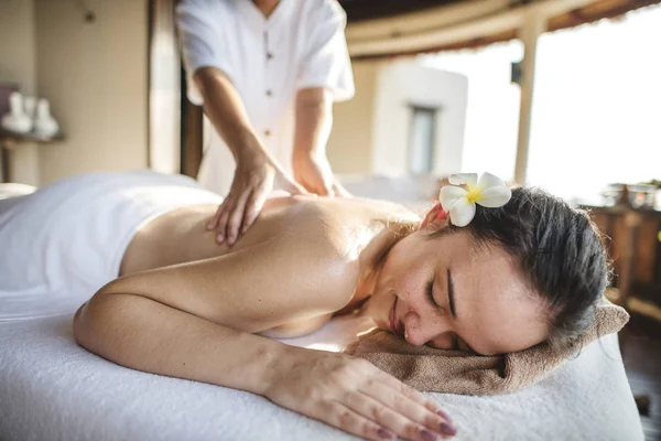 Mujer Relajándose Con Masaje Base Hierbas —  Fotos de Stock