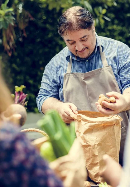 Чоловік Купує Свіжий Органічний Овоч Ринку — стокове фото
