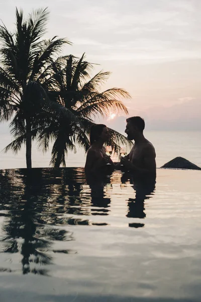 Casal Desfrutando Pôr Sol Romântico — Fotografia de Stock