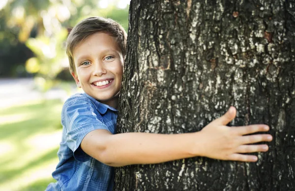 Glimlachte Jongen Knuffelen Van Een Grote Boom Het Park — Stockfoto