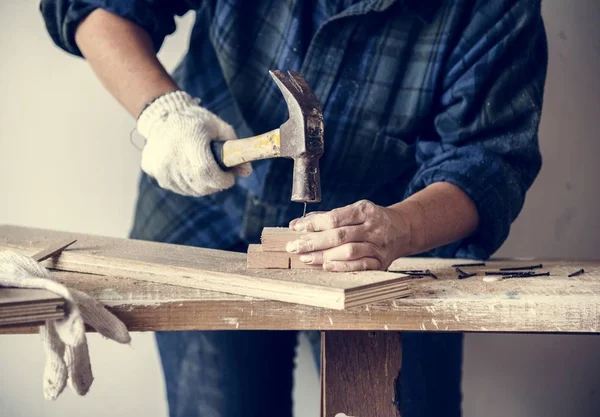 Tukang kayu perempuan menggunakan palu — Stok Foto