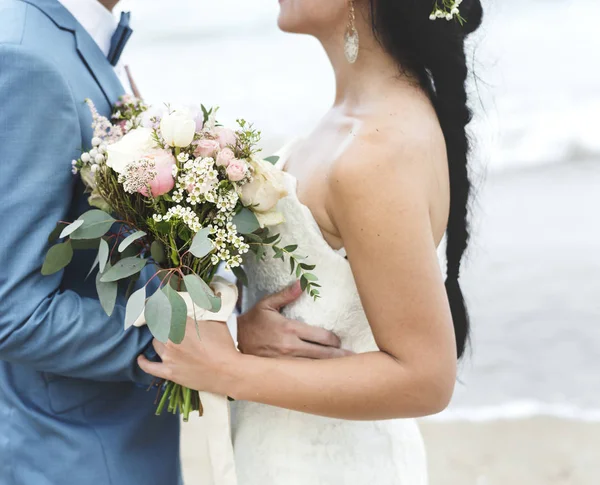 Mladý Pár Vdávala Pláži — Stock fotografie