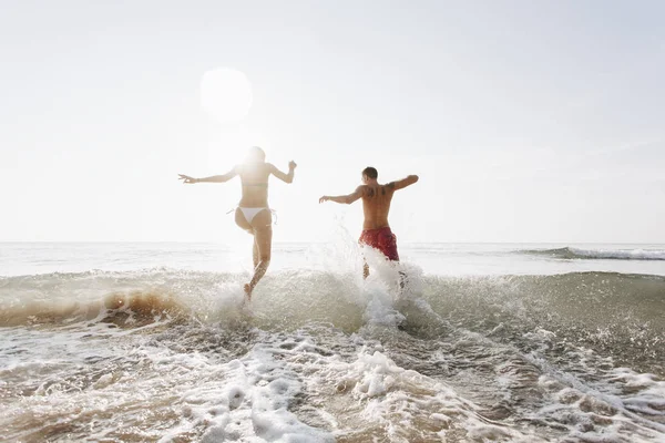 Pareja Feliz Corriendo Agua — Foto de Stock