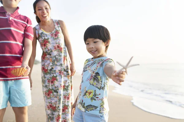 Famiglia Asiatica Spiaggia — Foto Stock
