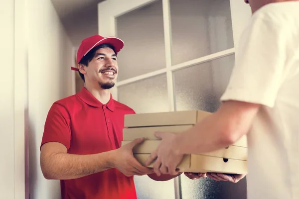 Homem Entrega Pizza Para Cliente — Fotografia de Stock