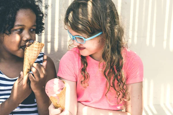 Kis Lányok Élvezik Fagylalt — Stock Fotó