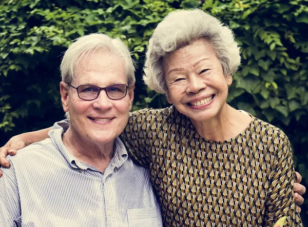 Glimlachend Bejaarde Echtpaar Buitenshuis — Stockfoto