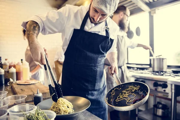 Szef Kuchni Gotowanie Spaghetti Kuchni — Zdjęcie stockowe