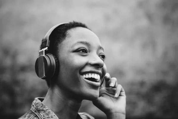 Doğada Müzik Dinlemek Kadın — Stok fotoğraf