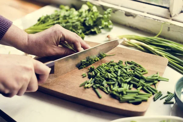 Fechar Mãos Com Faca Cortando Vegetais Orgânicos Frescos — Fotografia de Stock