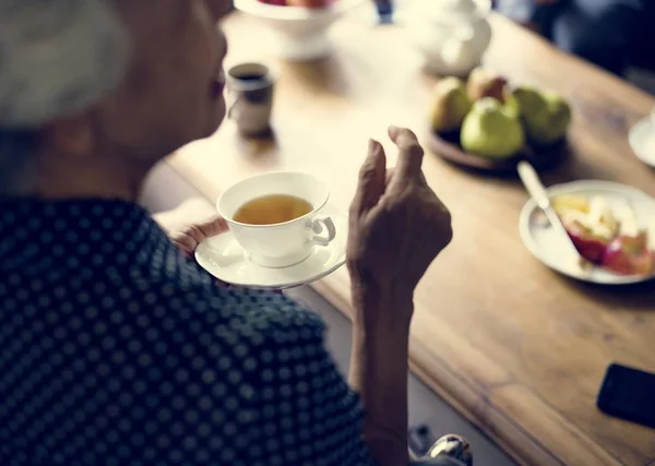 Vista Trasera Mujer Asiática Senior Sosteniendo Taza Hablando Con Amigos — Foto de Stock