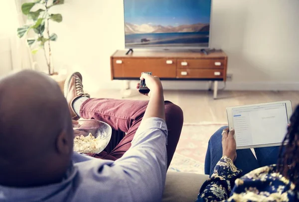 Ζευγάρι Στο Σπίτι Βλέποντας Τηλεόραση Μαζί — Φωτογραφία Αρχείου