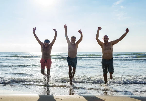 Yaz Aylarında Plaj Keyfi Kıdemli Arkadaşlar — Stok fotoğraf