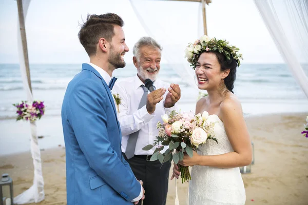 Van Het Echtpaar Van Jonge Kaukasische Trouwdag — Stockfoto