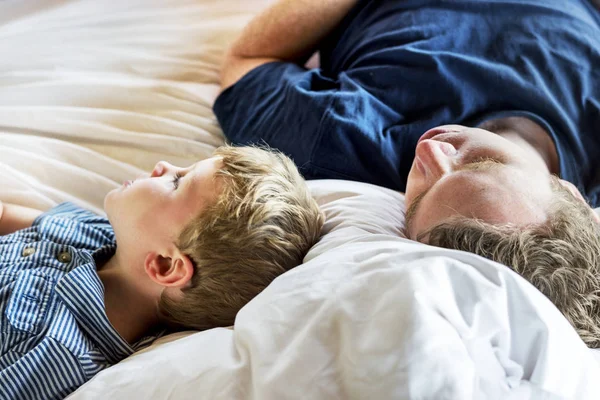 Padre Hijo Durmiendo Una Cama — Foto de Stock