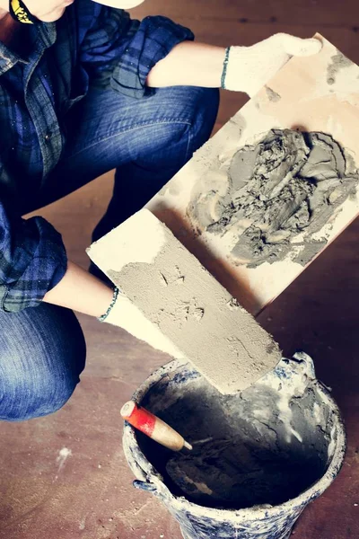 Trabalhador feminino com cimento — Fotografia de Stock