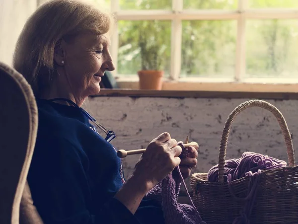 Senior vrouw breien handwerk — Stockfoto