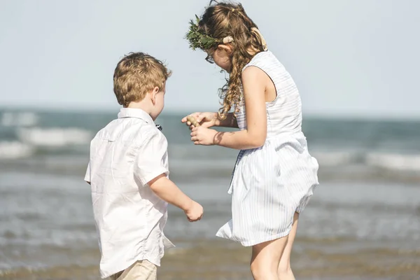 Irmãos Divertindo Praia — Fotografia de Stock