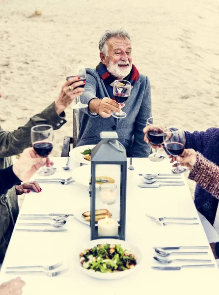 Senioren Stoßen Mit Rotwein Strand — Stockfoto