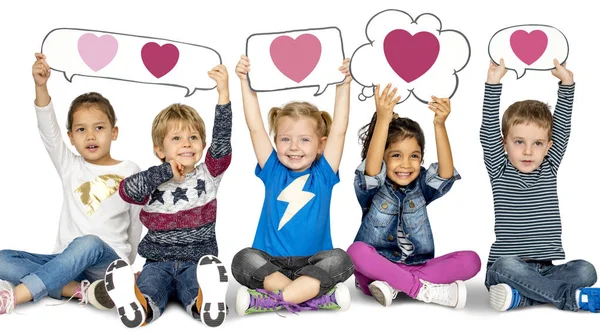 Mutlu Çocuklar Konuşma Balonları Kalp Ikonları Ile Tutarak — Stok fotoğraf