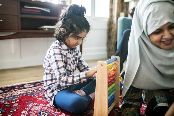 Muslimsk Familj Avkopplande Och Spelar Hemma — Stockfoto