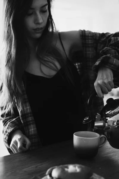 Νεαρή Γυναίκα Ρίχνει Ένα Καφέ — Φωτογραφία Αρχείου