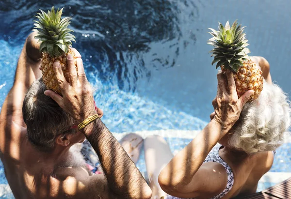 Pár Drží Ananas Nad Jejich Hlavami — Stock fotografie