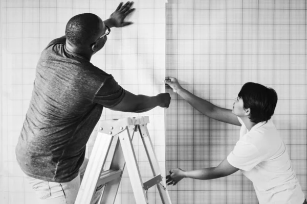 Casal Decoração Uma Nova Casa — Fotografia de Stock