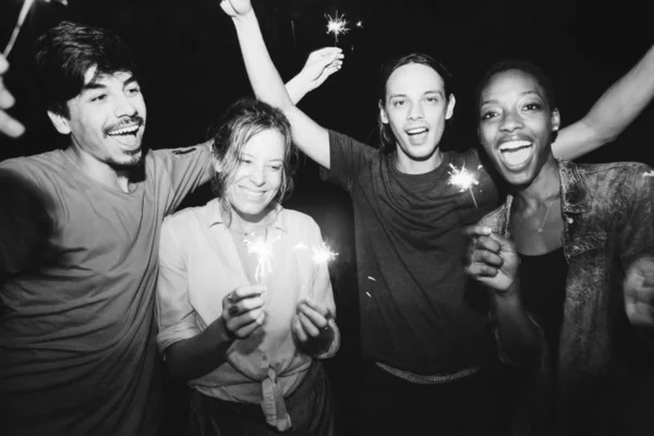 Amigos Celebrando Con Bengalas Noche — Foto de Stock