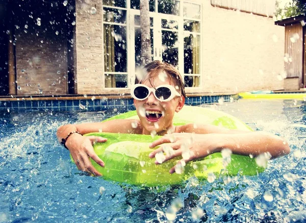 Kaukasiska Pojke Njuter Flytande Poolen Med Tube — Stockfoto