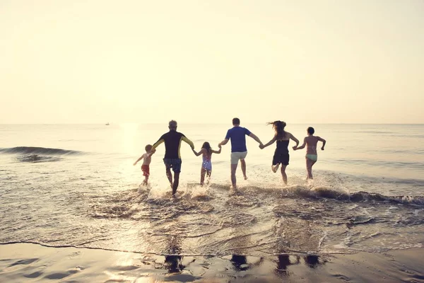 Família Brincando Praia — Fotografia de Stock