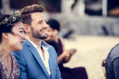 Beach düğün töreninde gülümseyen çift