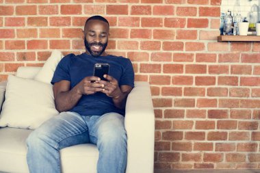 Cep telefonu kullanan Afrikalı bir adam