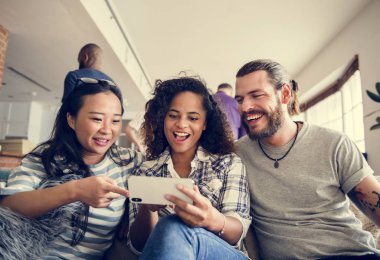 Cep telefonunda oyun oynama çeşitli Arkadaş grubu