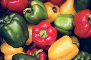 kırmızı, yeşil ve sarı biber