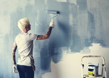 kadın işçi boyama duvar 