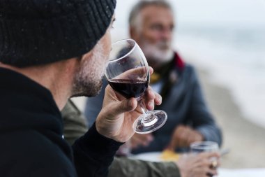 Bir akşam yemeği yaşlılar plajda parti