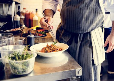 Şef mutfakta çalışma pişirme
