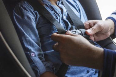 Babası yardım çocuk kemerini tak