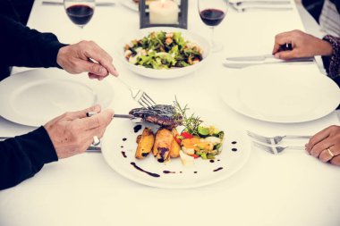 Bir akşam yemeği yaşlılar plajda parti