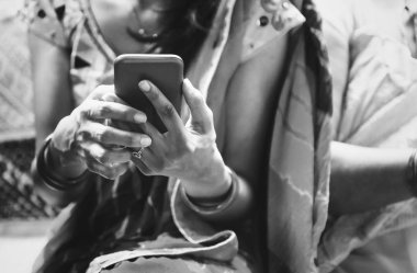 Hintli kadın cep telefonunuzun ve