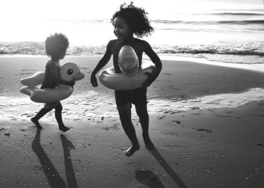 Küçük kardeşler tatildeyken eğleniyor