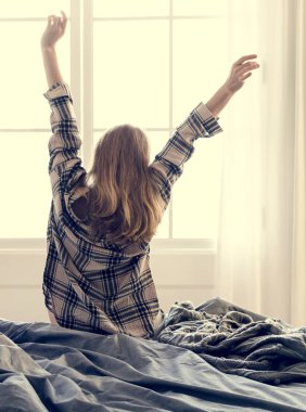 Dikiz sabah uyanma sonra kollarını uzanan kadın